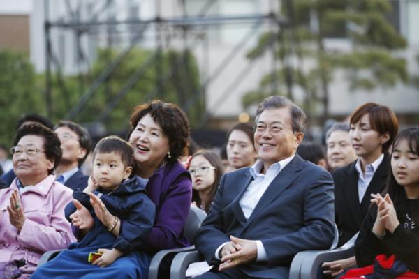 Hai cháu trai của tổng thống Hàn Quốc đáng yêu cỡ nào mà dân mạng 'phát cuồng' đến vậy Hai cháu trai của tổng thống Hàn Quốc đáng yêu cỡ nào mà dân mạng 'phát cuồng' đến vậy