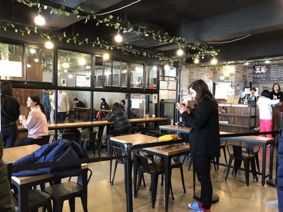Ngoài cà phê mèo, cà phê chó, giờ ta có cả cà phê... gấu mèo Ngoài cà phê mèo, cà phê chó, giờ ta có cả cà phê... gấu mèo