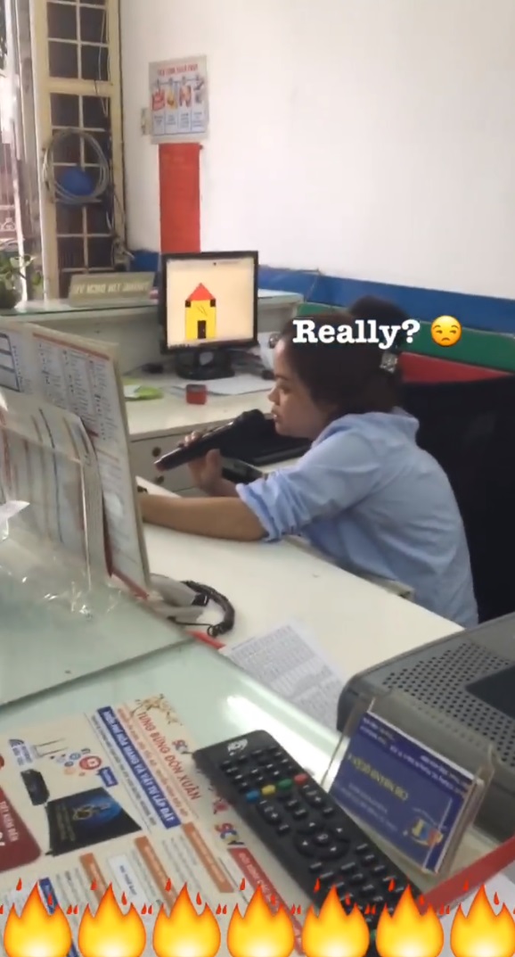 Chị nhân viên SCTV vui tính hát karaoke trong giờ làm, mặc khách đứng chờ thanh toán tiền cáp Chị nhân viên SCTV vui tính hát karaoke trong giờ làm, mặc khách đứng chờ thanh toán tiền cáp