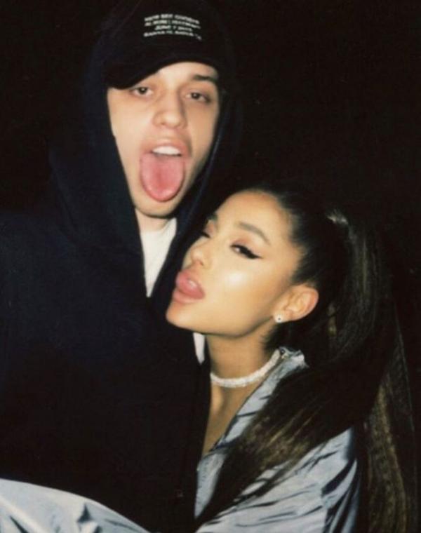 Công khai bạn trai mới chưa đầy nửa tháng, Ariana Grande đã khoe nhẫn đính hôn? Công khai bạn trai mới chưa đầy nửa tháng, Ariana Grande đã khoe nhẫn đính hôn?