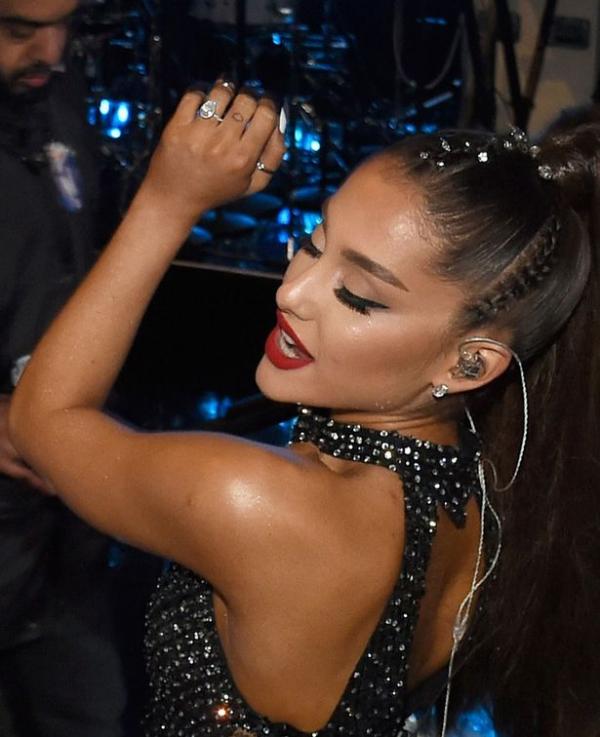 Công khai bạn trai mới chưa đầy nửa tháng, Ariana Grande đã khoe nhẫn đính hôn? Công khai bạn trai mới chưa đầy nửa tháng, Ariana Grande đã khoe nhẫn đính hôn?