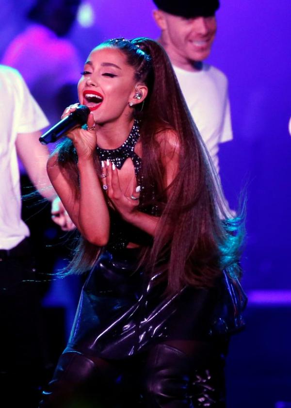 Công khai bạn trai mới chưa đầy nửa tháng, Ariana Grande đã khoe nhẫn đính hôn? Công khai bạn trai mới chưa đầy nửa tháng, Ariana Grande đã khoe nhẫn đính hôn?