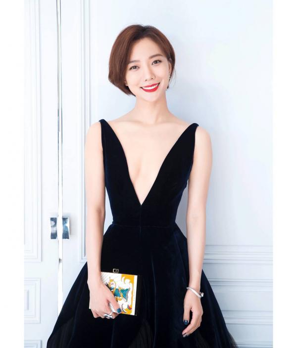 6 'bóng hồng' Hoa ngữ ngoài đời đẹp long lanh mà cứ đóng cổ trang là 'xấu đau xấu đớn' 6 'bóng hồng' Hoa ngữ ngoài đời đẹp long lanh mà cứ đóng cổ trang là 'xấu đau xấu đớn'