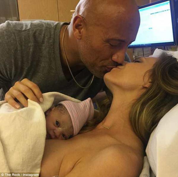 Dwayne Johnson: Từ gã đô vật triệu đô của Hollywood đến quý ông chồng mà ai cũng ước ao Dwayne Johnson: Từ gã đô vật triệu đô của Hollywood đến quý ông chồng mà ai cũng ước ao