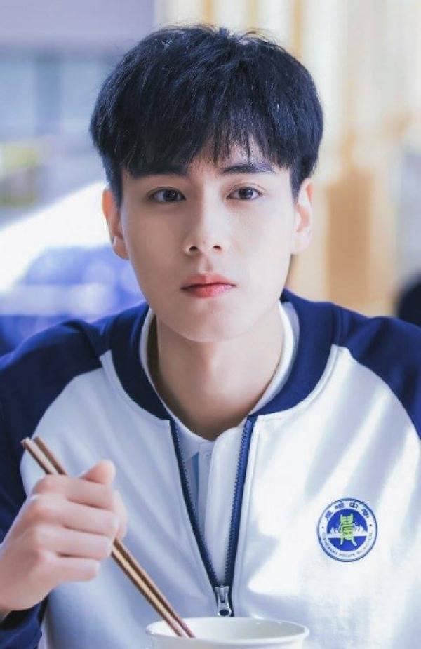 Bạn gái hờ tung bằng chứng nam thần Hồ Nhất Thiên 'bắt cá hai tay', nói xấu bạn diễn? Bạn gái hờ tung bằng chứng nam thần Hồ Nhất Thiên 'bắt cá hai tay', nói xấu bạn diễn?