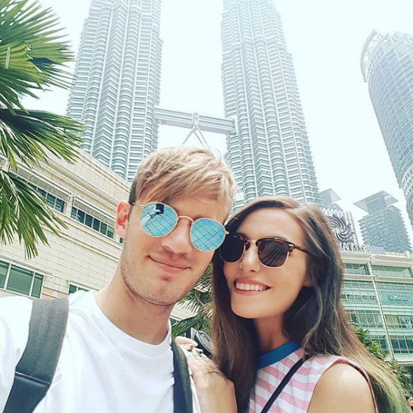 Hành trình tình yêu 7 năm của 'ông hoàng Youtube' Pewdiepie và bạn gái Marzia Hành trình tình yêu 7 năm của 'ông hoàng Youtube' Pewdiepie và bạn gái Marzia