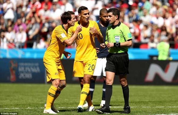 World Cup 2018: 'Thiên lý nhãn' VAR lần đầu được áp dụng trong trận Pháp - Australia World Cup 2018: 'Thiên lý nhãn' VAR lần đầu được áp dụng trong trận Pháp - Australia