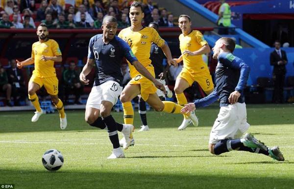 World Cup 2018: 'Thiên lý nhãn' VAR lần đầu được áp dụng trong trận Pháp - Australia World Cup 2018: 'Thiên lý nhãn' VAR lần đầu được áp dụng trong trận Pháp - Australia