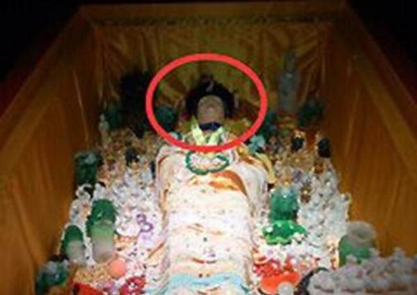 Điều kỳ lạ bên trong quan tài của Từ Hi Thái Hậu khiến nhóm đạo mộ khiếp hãi Điều kỳ lạ bên trong quan tài của Từ Hi Thái Hậu khiến nhóm đạo mộ khiếp hãi