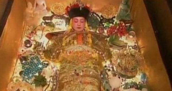 Điều kỳ lạ bên trong quan tài của Từ Hi Thái Hậu khiến nhóm đạo mộ khiếp hãi Điều kỳ lạ bên trong quan tài của Từ Hi Thái Hậu khiến nhóm đạo mộ khiếp hãi