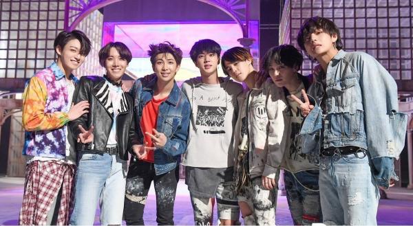 Thuyết âm mưu: Có hay không chuyện 'ông lớn' YG lợi dụng tên tuổi của BTS để PR cho Black Pink? Thuyết âm mưu: Có hay không chuyện 'ông lớn' YG lợi dụng tên tuổi của BTS để PR cho Black Pink?