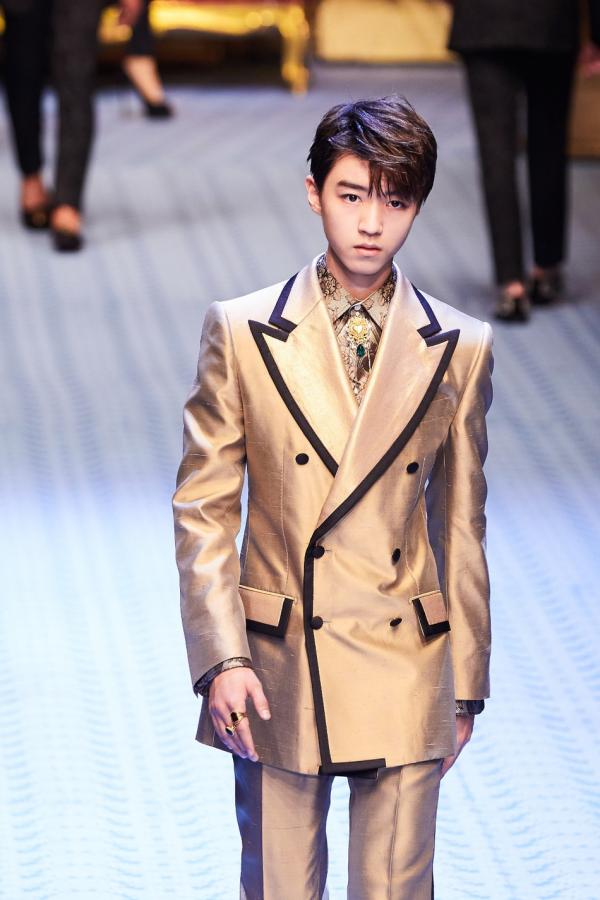 Vương Tuấn Khải sải bước catwalk ở trời Tây, khí chất vương tử không đùa được đâu Vương Tuấn Khải sải bước catwalk ở trời Tây, khí chất vương tử không đùa được đâu