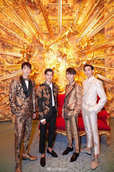 Vương Tuấn Khải sải bước catwalk ở trời Tây, khí chất vương tử không đùa được đâu Vương Tuấn Khải sải bước catwalk ở trời Tây, khí chất vương tử không đùa được đâu