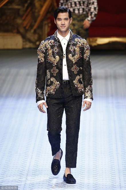 Vương Tuấn Khải sải bước catwalk ở trời Tây, khí chất vương tử không đùa được đâu Vương Tuấn Khải sải bước catwalk ở trời Tây, khí chất vương tử không đùa được đâu