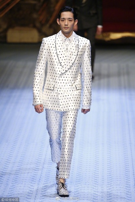 Vương Tuấn Khải sải bước catwalk ở trời Tây, khí chất vương tử không đùa được đâu Vương Tuấn Khải sải bước catwalk ở trời Tây, khí chất vương tử không đùa được đâu
