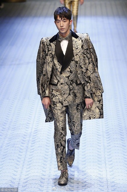 Vương Tuấn Khải sải bước catwalk ở trời Tây, khí chất vương tử không đùa được đâu Vương Tuấn Khải sải bước catwalk ở trời Tây, khí chất vương tử không đùa được đâu