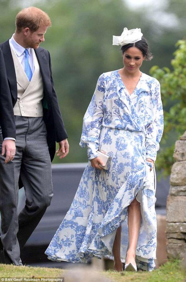 Bị so sánh với chị dâu Kate đã đành, giờ đây Meghan lại chịu 'lép vế' trước cả em họ Lady Kitty Bị so sánh với chị dâu Kate đã đành, giờ đây Meghan lại chịu 'lép vế' trước cả em họ Lady Kitty