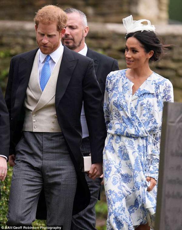 Bị so sánh với chị dâu Kate đã đành, giờ đây Meghan lại chịu 'lép vế' trước cả em họ Lady Kitty Bị so sánh với chị dâu Kate đã đành, giờ đây Meghan lại chịu 'lép vế' trước cả em họ Lady Kitty