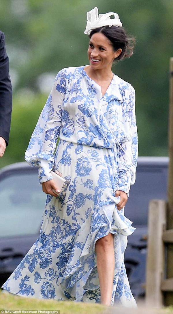 Bị so sánh với chị dâu Kate đã đành, giờ đây Meghan lại chịu 'lép vế' trước cả em họ Lady Kitty Bị so sánh với chị dâu Kate đã đành, giờ đây Meghan lại chịu 'lép vế' trước cả em họ Lady Kitty