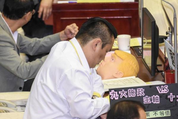 Chết cười với các pha chụp hình 'thiếu tâm' của các phóng viên (Kỳ 1) Chết cười với các pha chụp hình 'thiếu tâm' của các phóng viên (Kỳ 1)