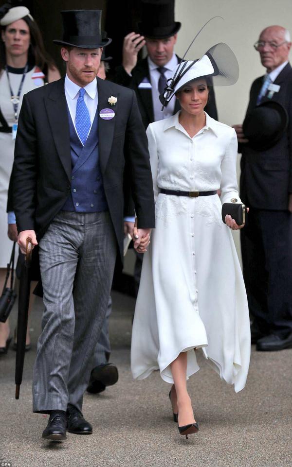 Biểu cảm ghen tuông đáng yêu của Hoàng tử Harry khi thấy 'trai lạ' hôn vợ Meghan Biểu cảm ghen tuông đáng yêu của Hoàng tử Harry khi thấy 'trai lạ' hôn vợ Meghan
