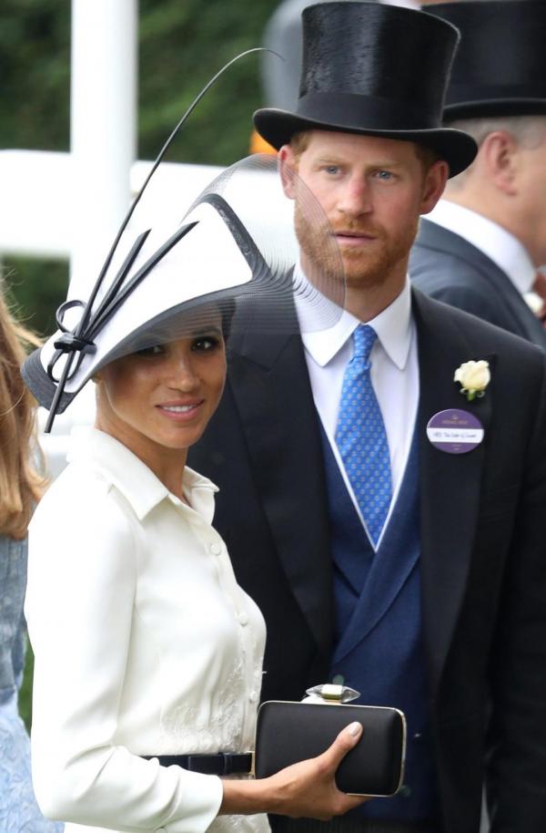 Biểu cảm ghen tuông đáng yêu của Hoàng tử Harry khi thấy 'trai lạ' hôn vợ Meghan Biểu cảm ghen tuông đáng yêu của Hoàng tử Harry khi thấy 'trai lạ' hôn vợ Meghan