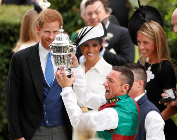 Biểu cảm ghen tuông đáng yêu của Hoàng tử Harry khi thấy 'trai lạ' hôn vợ Meghan Biểu cảm ghen tuông đáng yêu của Hoàng tử Harry khi thấy 'trai lạ' hôn vợ Meghan