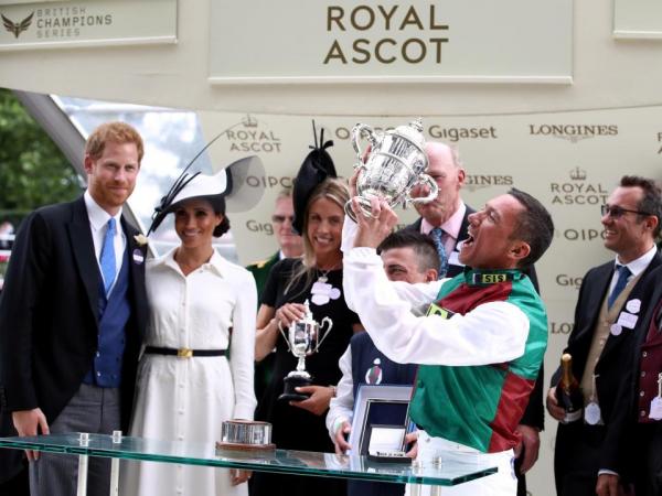Biểu cảm ghen tuông đáng yêu của Hoàng tử Harry khi thấy 'trai lạ' hôn vợ Meghan Biểu cảm ghen tuông đáng yêu của Hoàng tử Harry khi thấy 'trai lạ' hôn vợ Meghan