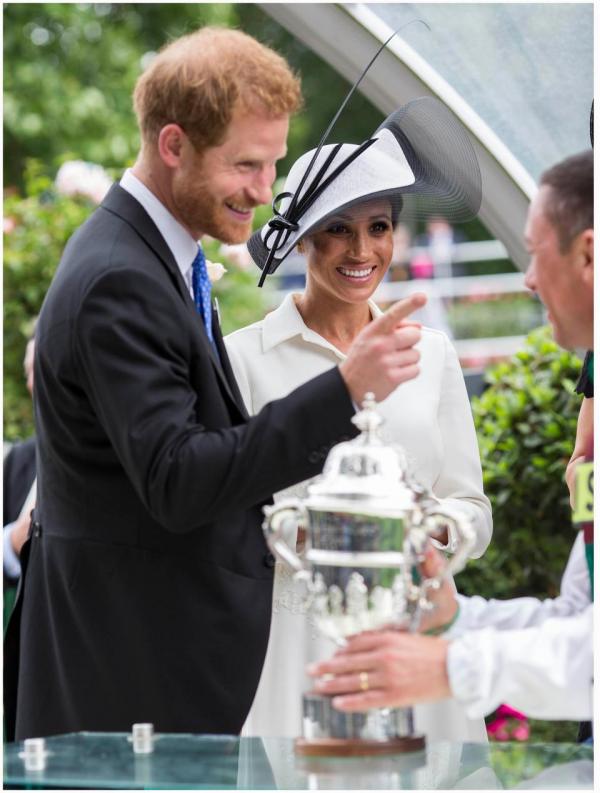 Biểu cảm ghen tuông đáng yêu của Hoàng tử Harry khi thấy 'trai lạ' hôn vợ Meghan Biểu cảm ghen tuông đáng yêu của Hoàng tử Harry khi thấy 'trai lạ' hôn vợ Meghan