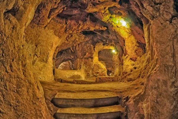 Phá tường sửa nhà, bất ngờ phát hiện cả... một thành phố ngầm 2.000 năm tuổi Phá tường sửa nhà, bất ngờ phát hiện cả... một thành phố ngầm 2.000 năm tuổi