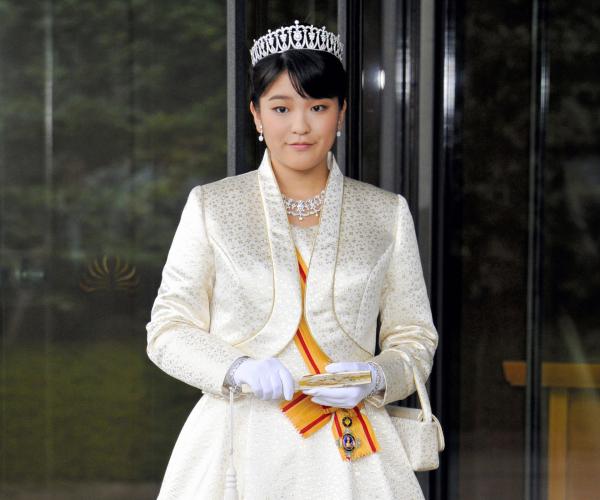 Những chiếc vương miện Hoàng gia nổi tiếng thế giới và câu chuyện đằng sau chúng Những chiếc vương miện Hoàng gia nổi tiếng thế giới và câu chuyện đằng sau chúng