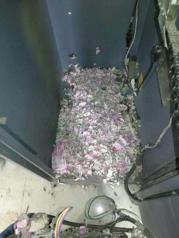 Chuột làm ổ trong máy ATM và cắn nát bươm toàn bộ tiền tại Ấn Độ Chuột làm ổ trong máy ATM và cắn nát bươm toàn bộ tiền tại Ấn Độ