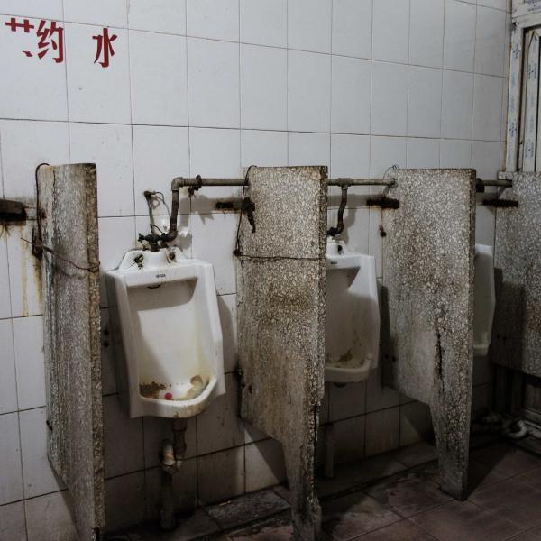 Dù là thời bình, người dân Trung Quốc vẫn sống trong các hầm trú bom dưới lòng đất? Dù là thời bình, người dân Trung Quốc vẫn sống trong các hầm trú bom dưới lòng đất?