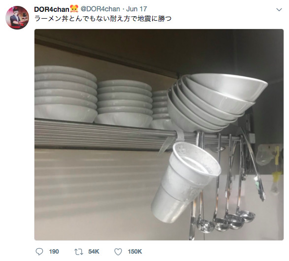 Loạt ảnh: Đồ vật giữ cân bằng kỳ diệu sau trận động đất rung chuyển toàn Osaka Loạt ảnh: Đồ vật giữ cân bằng kỳ diệu sau trận động đất rung chuyển toàn Osaka