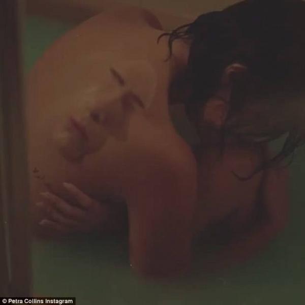 Chùm ảnh ma mị trong bồn tắm của Selena Gomez 'nhá hàng' phim kinh dị sắp ra mắt Chùm ảnh ma mị trong bồn tắm của Selena Gomez 'nhá hàng' phim kinh dị sắp ra mắt
