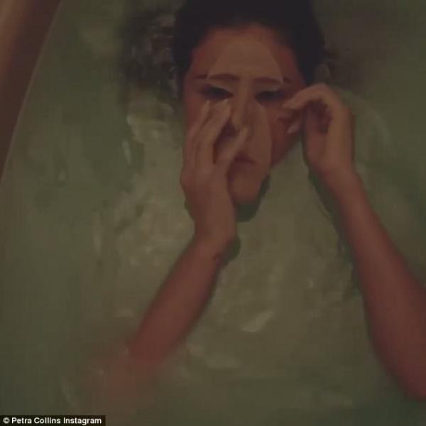 Chùm ảnh ma mị trong bồn tắm của Selena Gomez 'nhá hàng' phim kinh dị sắp ra mắt Chùm ảnh ma mị trong bồn tắm của Selena Gomez 'nhá hàng' phim kinh dị sắp ra mắt