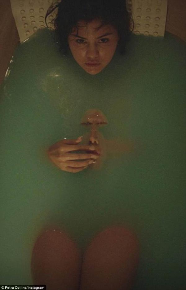 Chùm ảnh ma mị trong bồn tắm của Selena Gomez 'nhá hàng' phim kinh dị sắp ra mắt Chùm ảnh ma mị trong bồn tắm của Selena Gomez 'nhá hàng' phim kinh dị sắp ra mắt