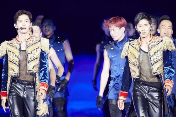 Cứ bảo hết thời nhưng TVXQ vẫn lập kỉ lục khó tin ở Nhật và được báo Mỹ tung hô hết lời Cứ bảo hết thời nhưng TVXQ vẫn lập kỉ lục khó tin ở Nhật và được báo Mỹ tung hô hết lời