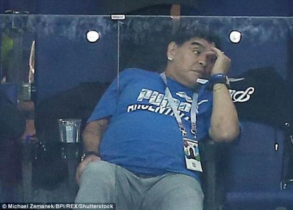 Huyền thoại Diego Maradona ôm đầu khóc nghẹn khi chứng kiến đội nhà thất bại thảm hại Huyền thoại Diego Maradona ôm đầu khóc nghẹn khi chứng kiến đội nhà thất bại thảm hại