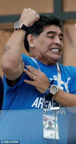 Huyền thoại Diego Maradona ôm đầu khóc nghẹn khi chứng kiến đội nhà thất bại thảm hại Huyền thoại Diego Maradona ôm đầu khóc nghẹn khi chứng kiến đội nhà thất bại thảm hại