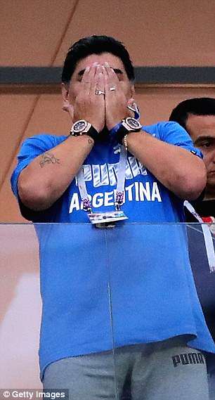 Huyền thoại Diego Maradona ôm đầu khóc nghẹn khi chứng kiến đội nhà thất bại thảm hại Huyền thoại Diego Maradona ôm đầu khóc nghẹn khi chứng kiến đội nhà thất bại thảm hại