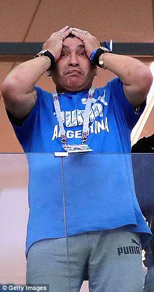 Huyền thoại Diego Maradona ôm đầu khóc nghẹn khi chứng kiến đội nhà thất bại thảm hại Huyền thoại Diego Maradona ôm đầu khóc nghẹn khi chứng kiến đội nhà thất bại thảm hại
