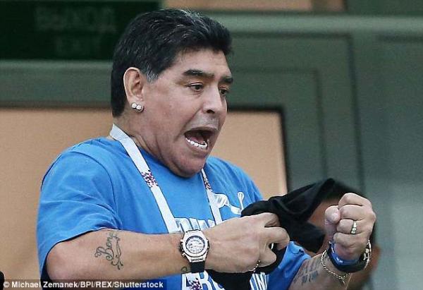 Huyền thoại Diego Maradona ôm đầu khóc nghẹn khi chứng kiến đội nhà thất bại thảm hại Huyền thoại Diego Maradona ôm đầu khóc nghẹn khi chứng kiến đội nhà thất bại thảm hại