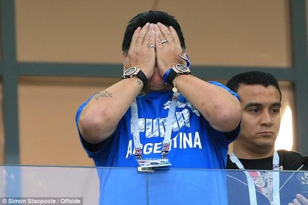 Huyền thoại Diego Maradona ôm đầu khóc nghẹn khi chứng kiến đội nhà thất bại thảm hại Huyền thoại Diego Maradona ôm đầu khóc nghẹn khi chứng kiến đội nhà thất bại thảm hại