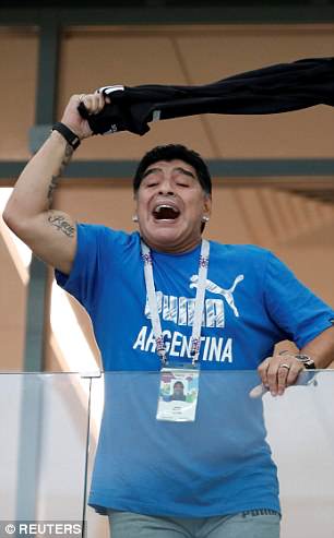 Huyền thoại Diego Maradona ôm đầu khóc nghẹn khi chứng kiến đội nhà thất bại thảm hại Huyền thoại Diego Maradona ôm đầu khóc nghẹn khi chứng kiến đội nhà thất bại thảm hại
