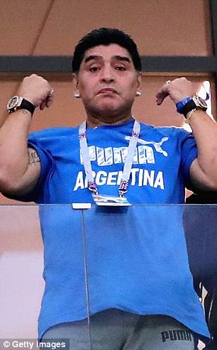 Huyền thoại Diego Maradona ôm đầu khóc nghẹn khi chứng kiến đội nhà thất bại thảm hại Huyền thoại Diego Maradona ôm đầu khóc nghẹn khi chứng kiến đội nhà thất bại thảm hại