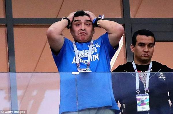 Huyền thoại Diego Maradona ôm đầu khóc nghẹn khi chứng kiến đội nhà thất bại thảm hại Huyền thoại Diego Maradona ôm đầu khóc nghẹn khi chứng kiến đội nhà thất bại thảm hại