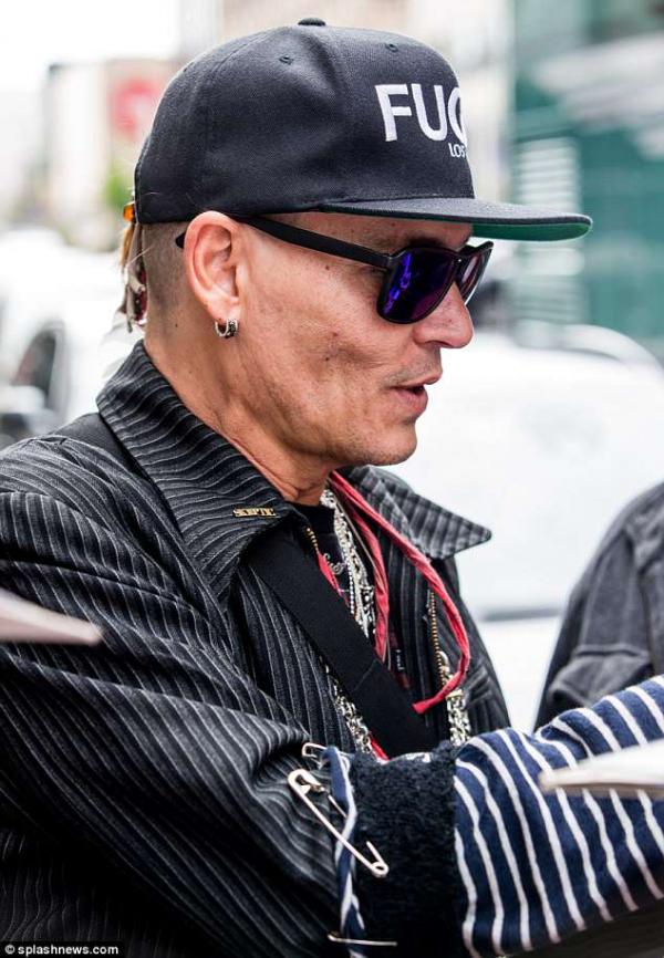 Hôn nhân và tài chính cùng lúc sụp đổ, Johnny Depp chìm trong rượu, tiêu sạch cả gia tài Hôn nhân và tài chính cùng lúc sụp đổ, Johnny Depp chìm trong rượu, tiêu sạch cả gia tài