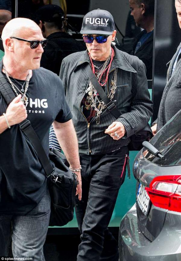 Hôn nhân và tài chính cùng lúc sụp đổ, Johnny Depp chìm trong rượu, tiêu sạch cả gia tài Hôn nhân và tài chính cùng lúc sụp đổ, Johnny Depp chìm trong rượu, tiêu sạch cả gia tài