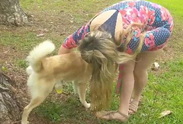 Cô gái uống... nước tiểu chó mỗi ngày để phòng ngừa ung thư và mụn trứng cá Cô gái uống... nước tiểu chó mỗi ngày để phòng ngừa ung thư và mụn trứng cá